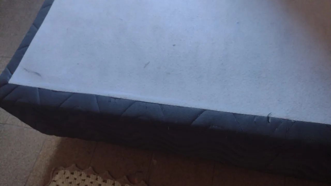 Vendo uma base para colchão box casal com os pés