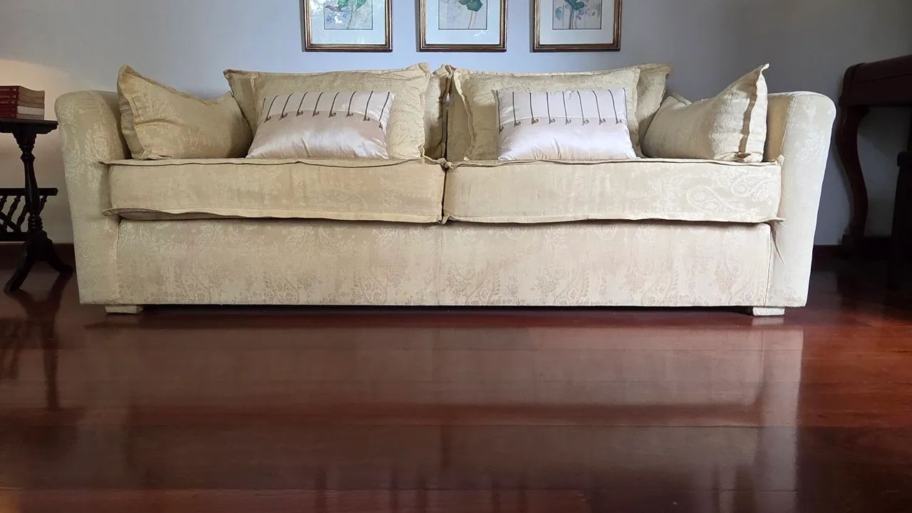 Sofá Clássico Bege-Champanhe em Tecido Jacquard. Elegante e Confortável. 3 lugares - Foto 2
