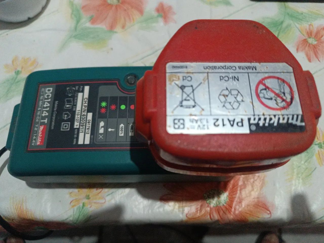 BaixeParafusadeira/Furadeira Makita 12V - Precisa trocar bateria  -Usada<br>Bateria viciada - - Foto 4