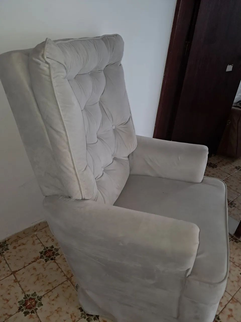 Poltrona acolchoada cinza usada  - Foto 2