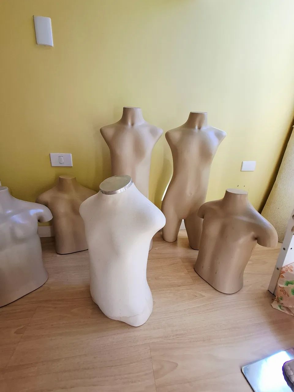 Conjunto com 6 Manequins para Loja/Vitrine - Femininos e masculinos  - Ótimo Preço - Foto 3