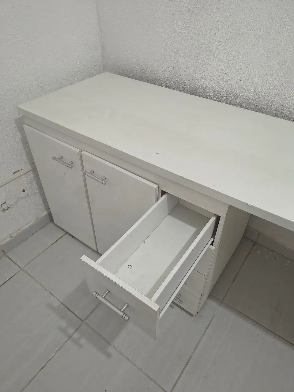 Mesa de estudo com gavetas e portas - Foto 4