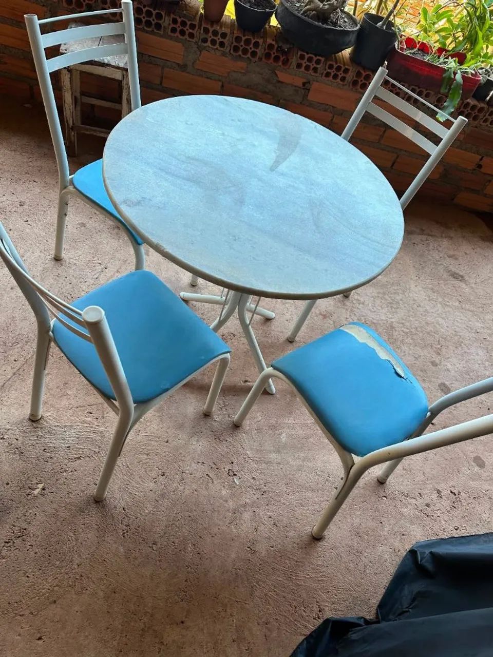 Uma mesa de mármore e 4 cadeiras  - Foto 4