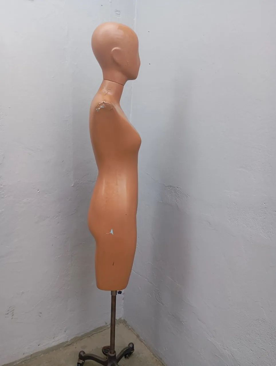 Manequim pra modelagem marrom com pedestal  - Foto 3