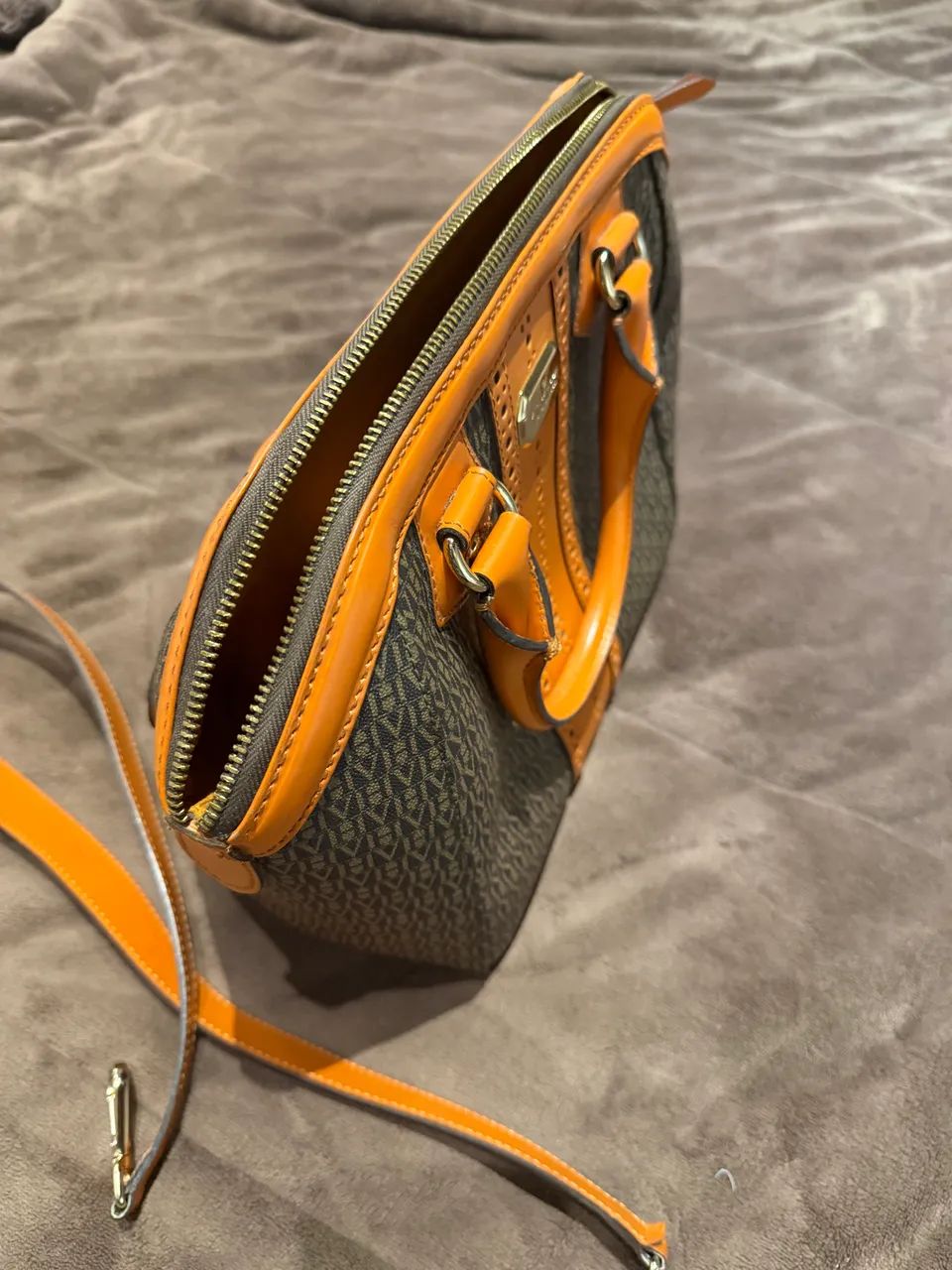 bolsa victor hugo original, com monograma em tons de marrom e detalhes em laranja - Foto 2