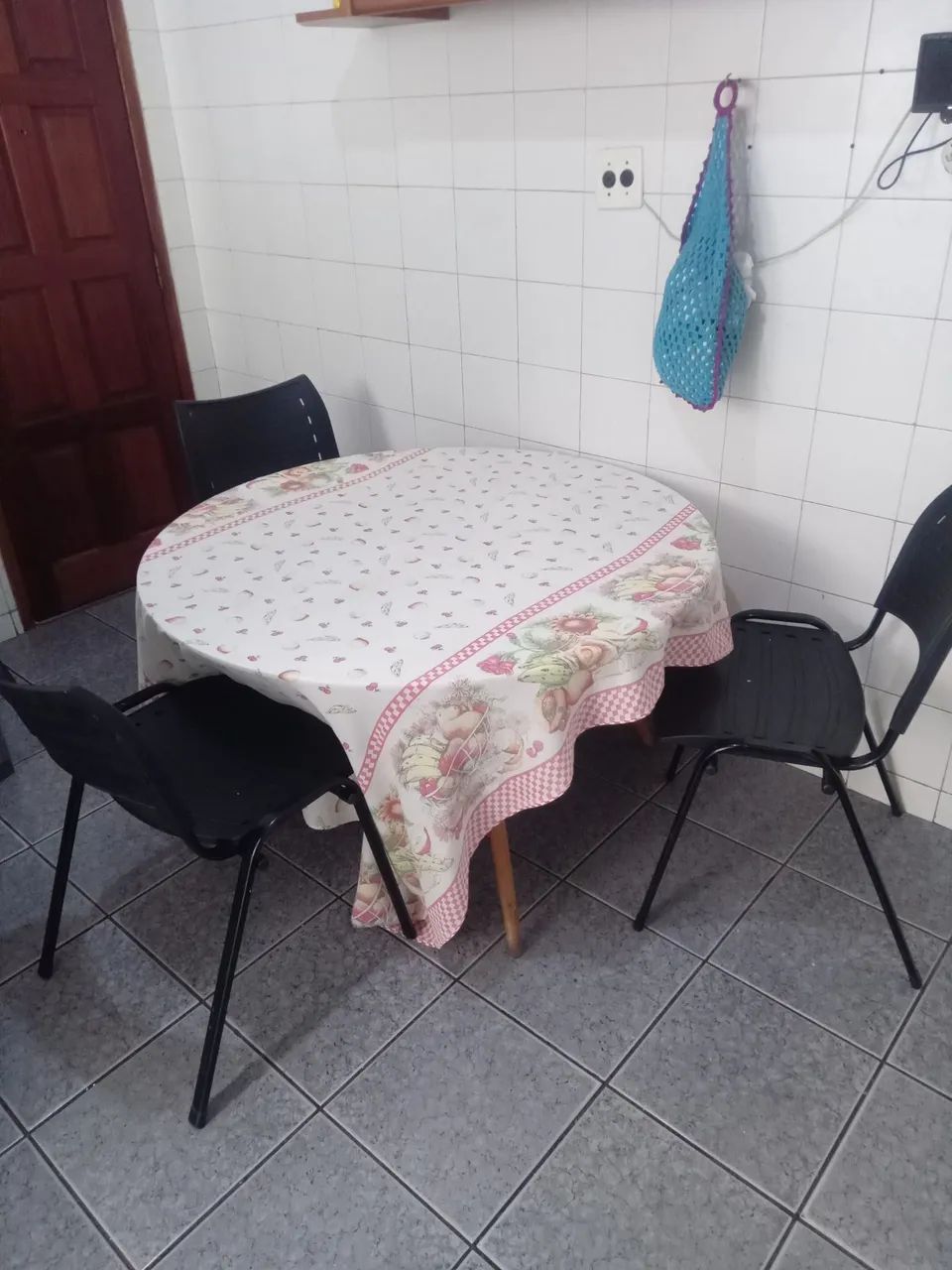 Vendo mesa com 3 cadeiras 