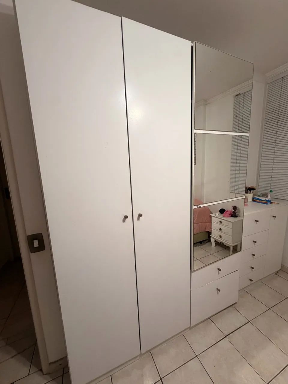 Armário branco três portas com espelho  - Foto 2
