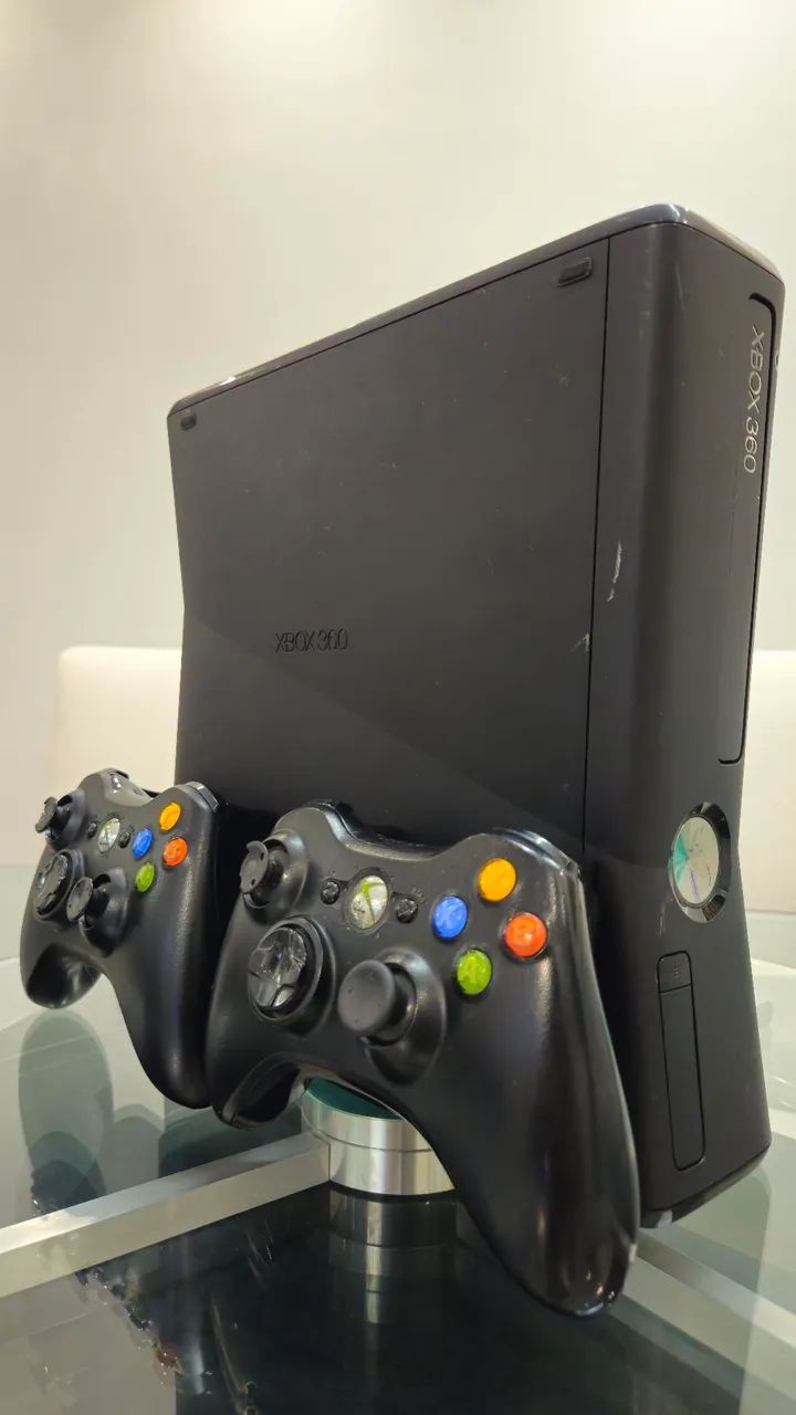 REVISADO E LIMPO - XBOX 360 DESBLOQUEADO + 2 CONTROLES  - Foto 2