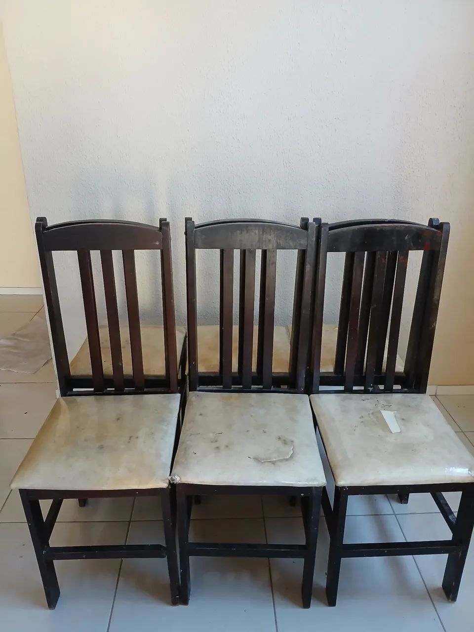 Conjunto com 6 cadeiras de madeira, firmes e resistentes