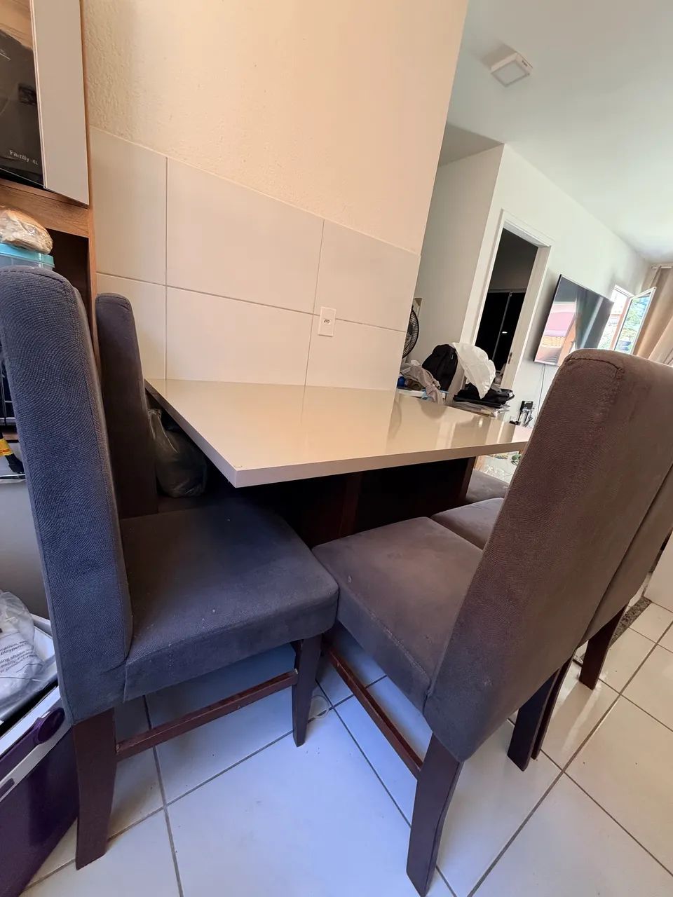 CONJUNTO MESA DE JANTAR COM 4 CADEIRAS E UM PUFF - Foto 4
