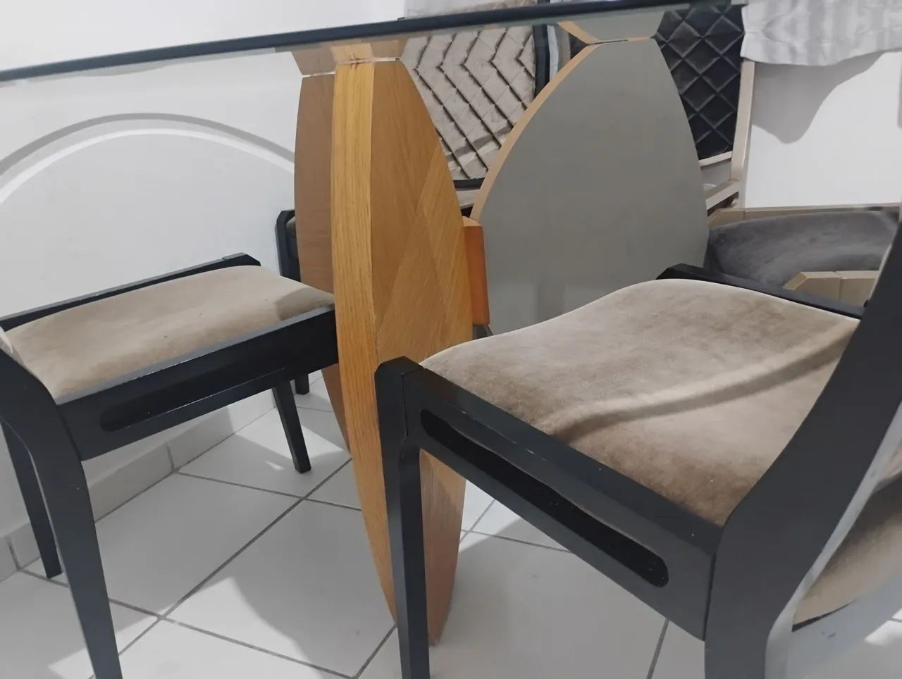 Conjunto de jantar com mesa redonda de vidro com 5 cadeiras - Foto 3