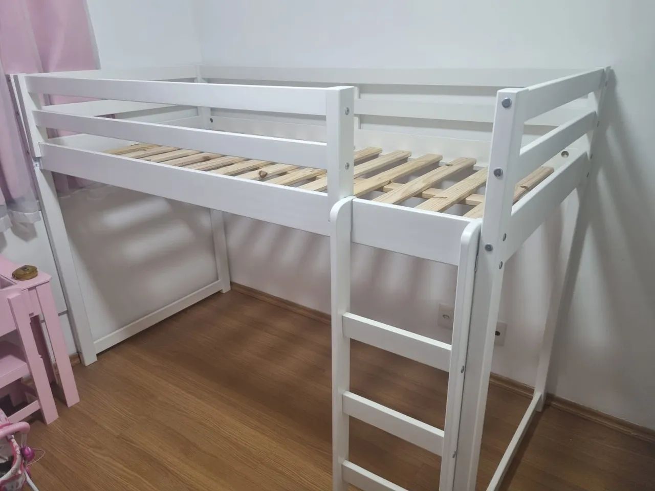 Cama Alta Infantil/Juvenil Casa Tema - Madeira, Grade e Escada - Muito Conservada