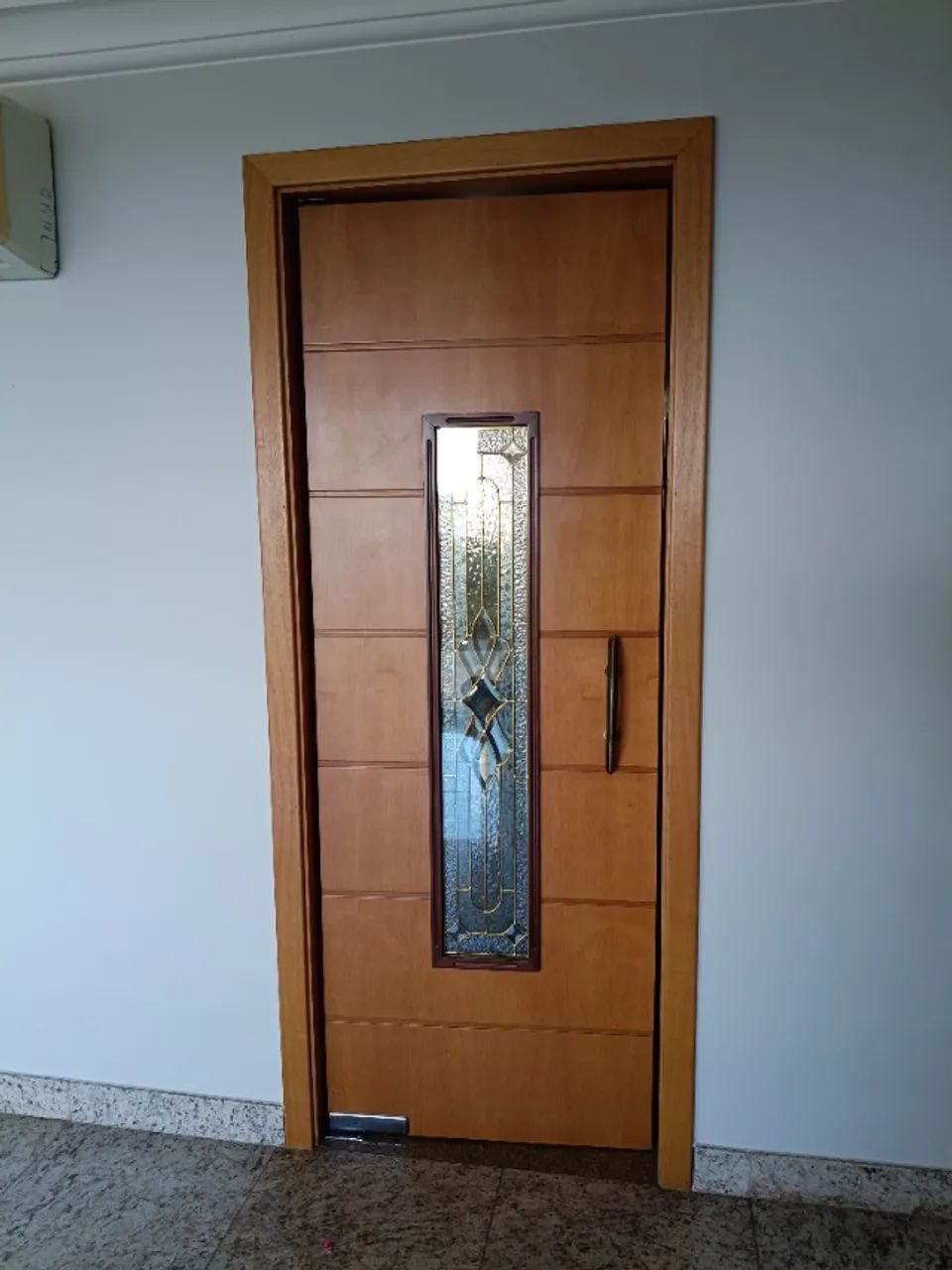 porta pivotante em madeira