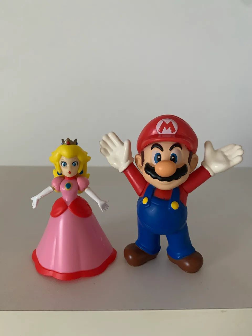 Bonecos Princesa Peach e Super Mario