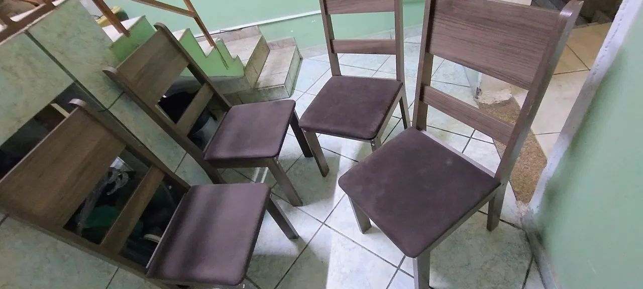 Cadeiras e mesa de jantar 