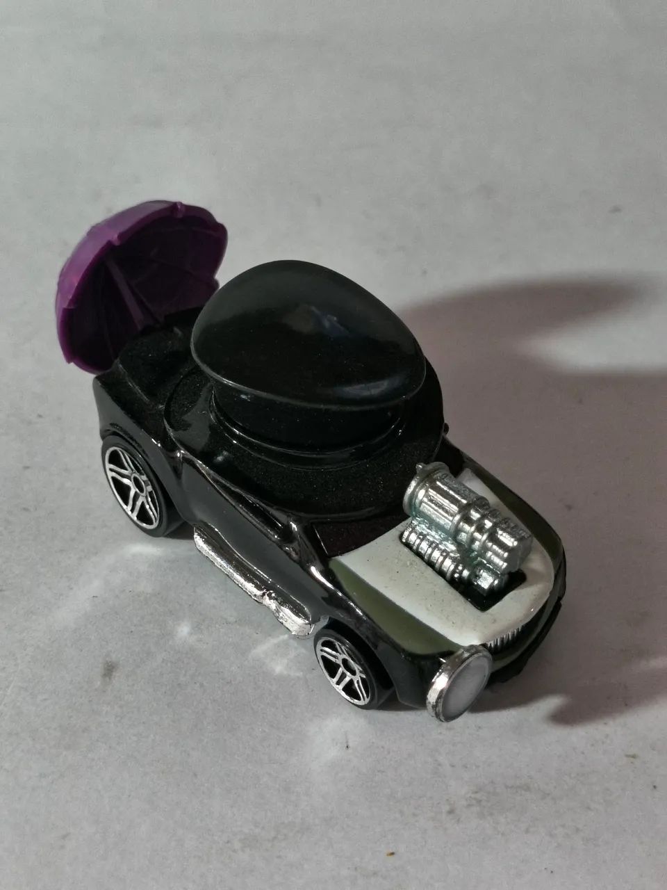 Hot Wheels Carro do Pinguim 