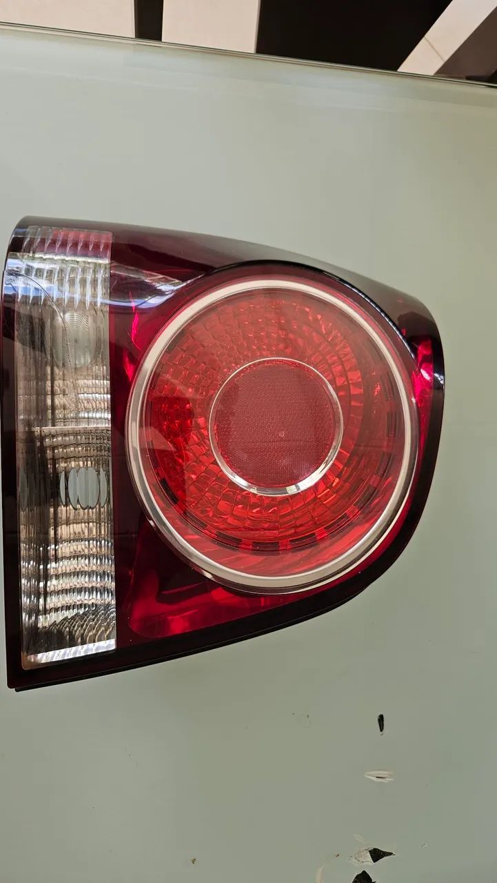 Lanterna esquerda polo hatch 