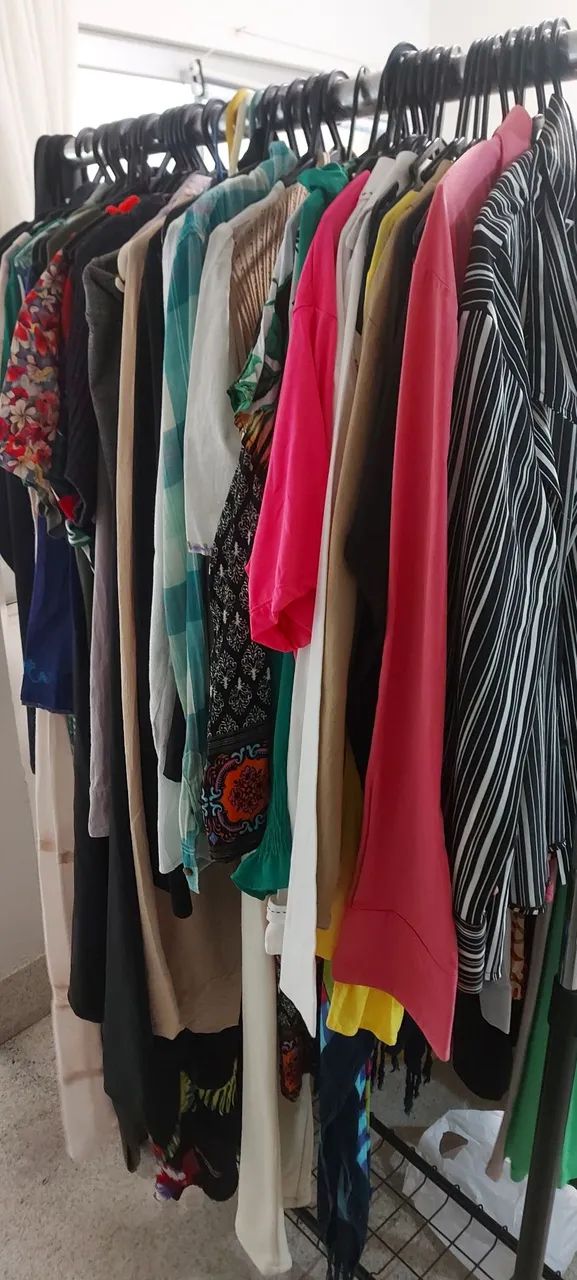 Lote de roupas femininas 100 peças com 100 cabides - Foto 2