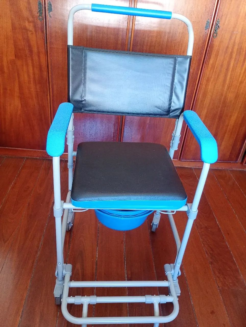 Cadeira de rodas (banho)  - Foto 3