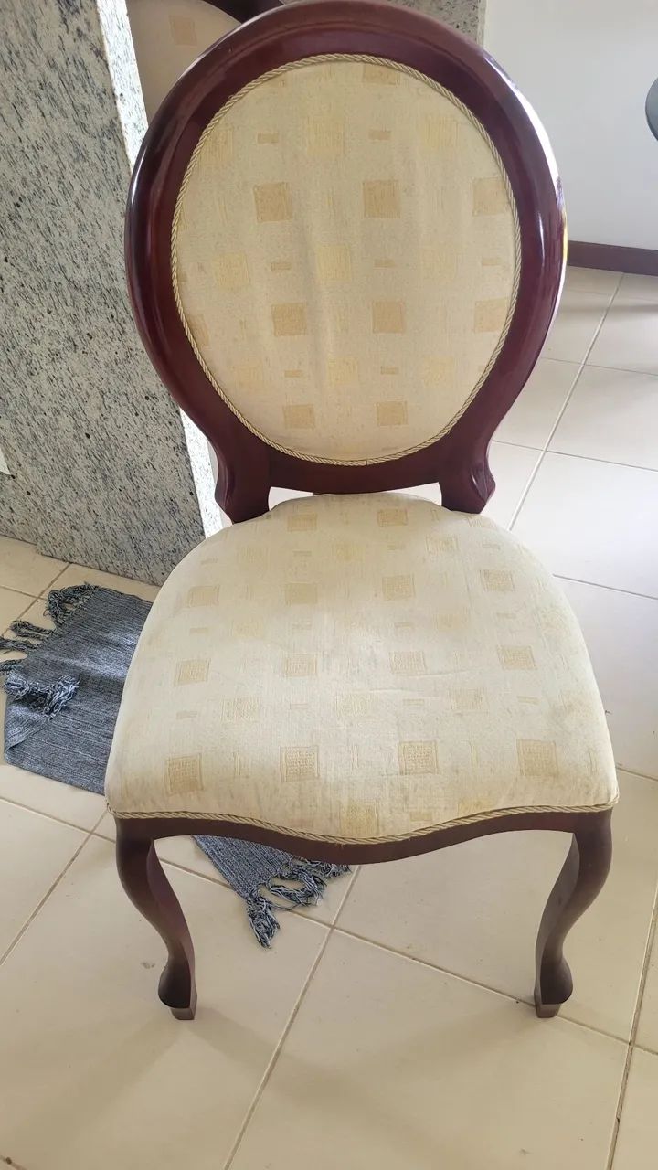 Vendo cadeira de madeira maciça - Foto 2