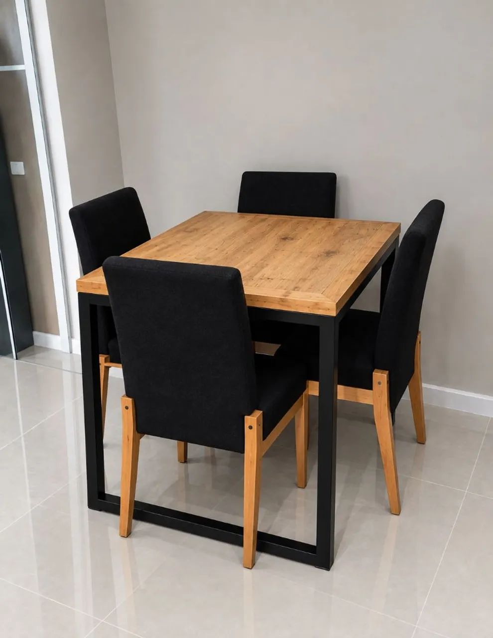 Mesa com 4 cadeiras madeira maciça 