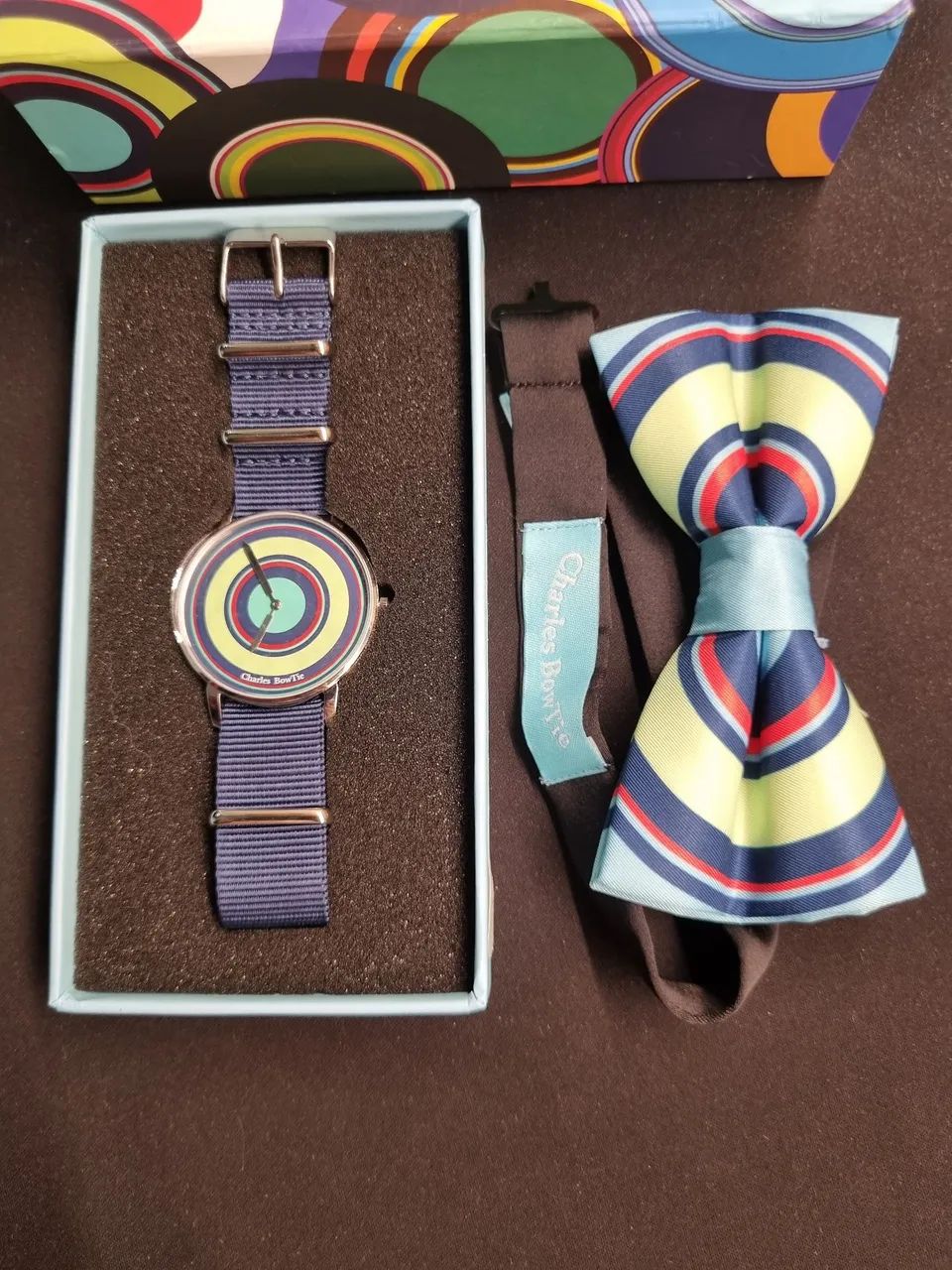 Kit de Relógio à Quartzo "Rainbow" + Gravata Borboleta Combinando da Charles Bowtie - Foto 3