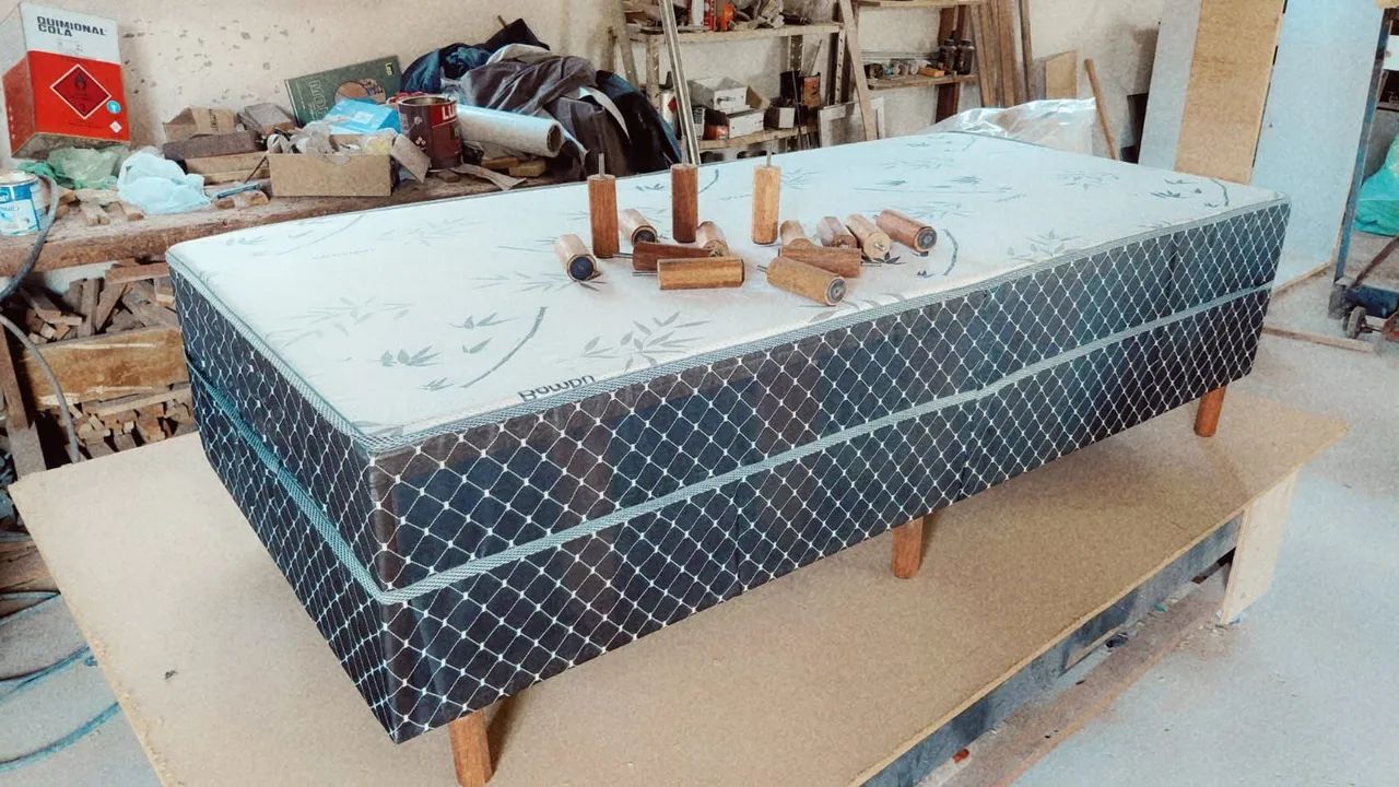 CAMA BOX + BASE COM PÉS DE MADEIRA MACIÇA  - Foto 4