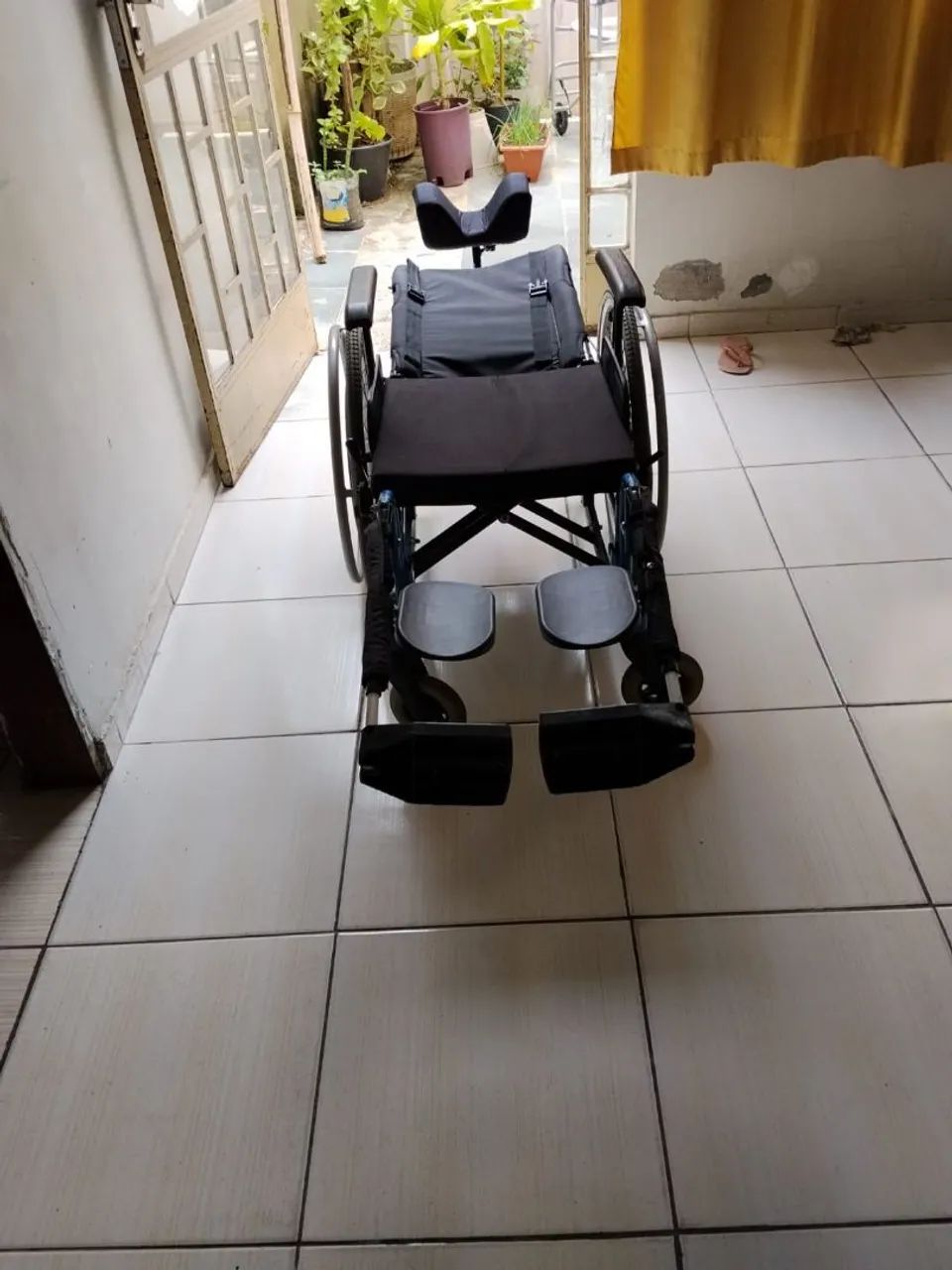 Cadeira de rodas completa, marca Ortobras, flexível, com encosto de cabeça. - Foto 5