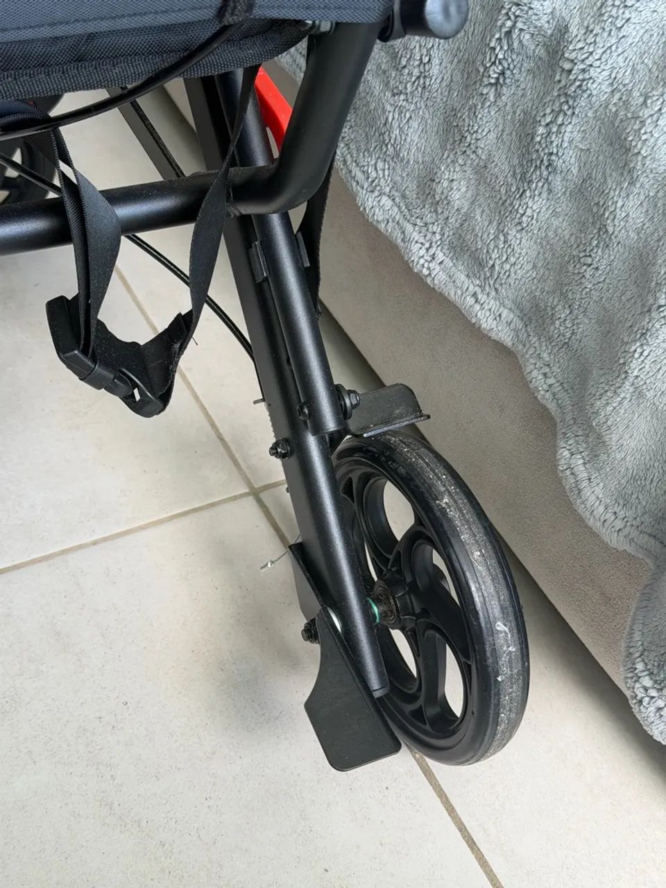 Cadeira de rodas para dentro de casa  - Foto 2