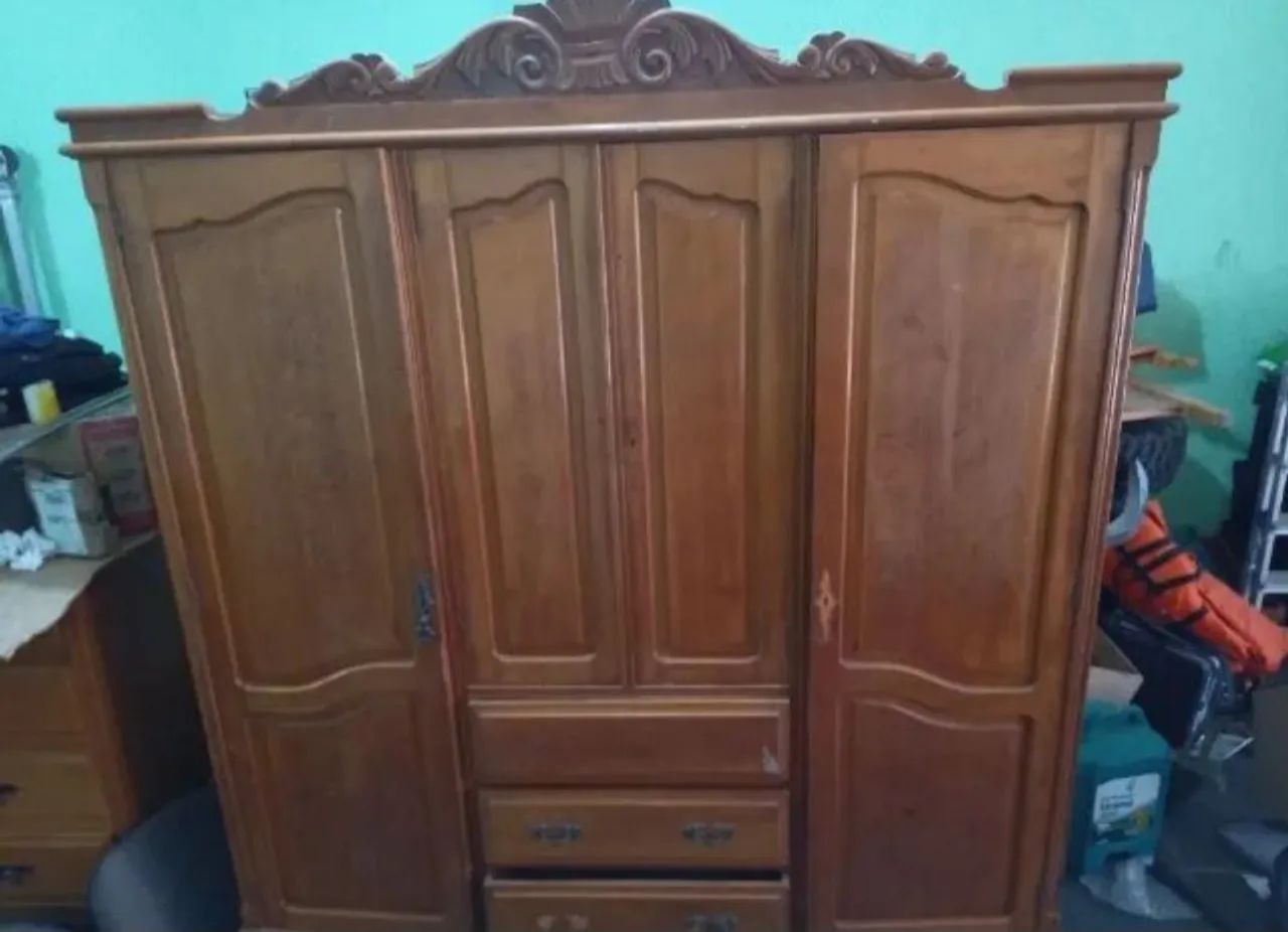 Roupeiro com 4 portas e 3 gavetas grandes