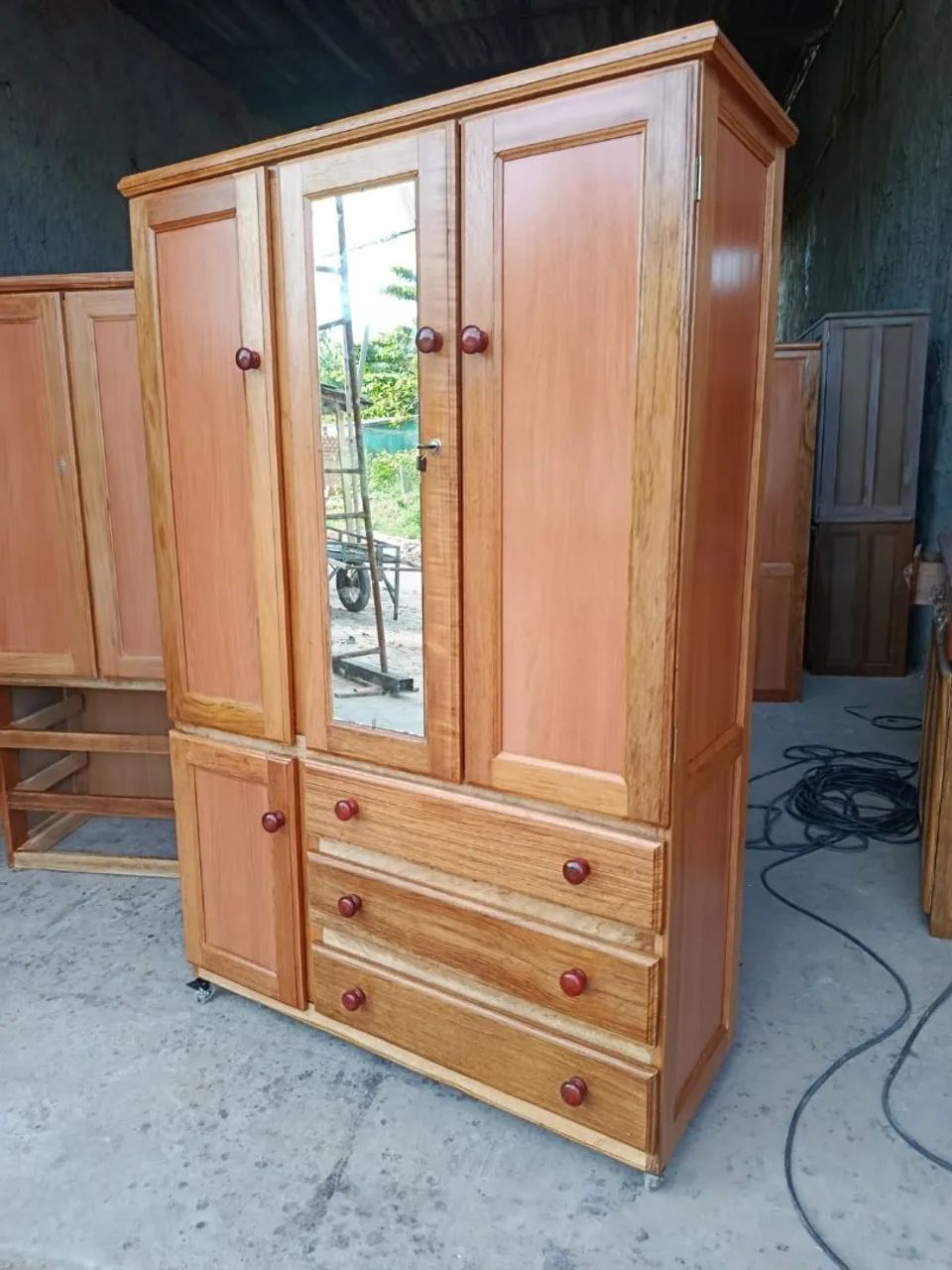 Guarda roupa de solteiro madeira maciça 3 portas  - Foto 3