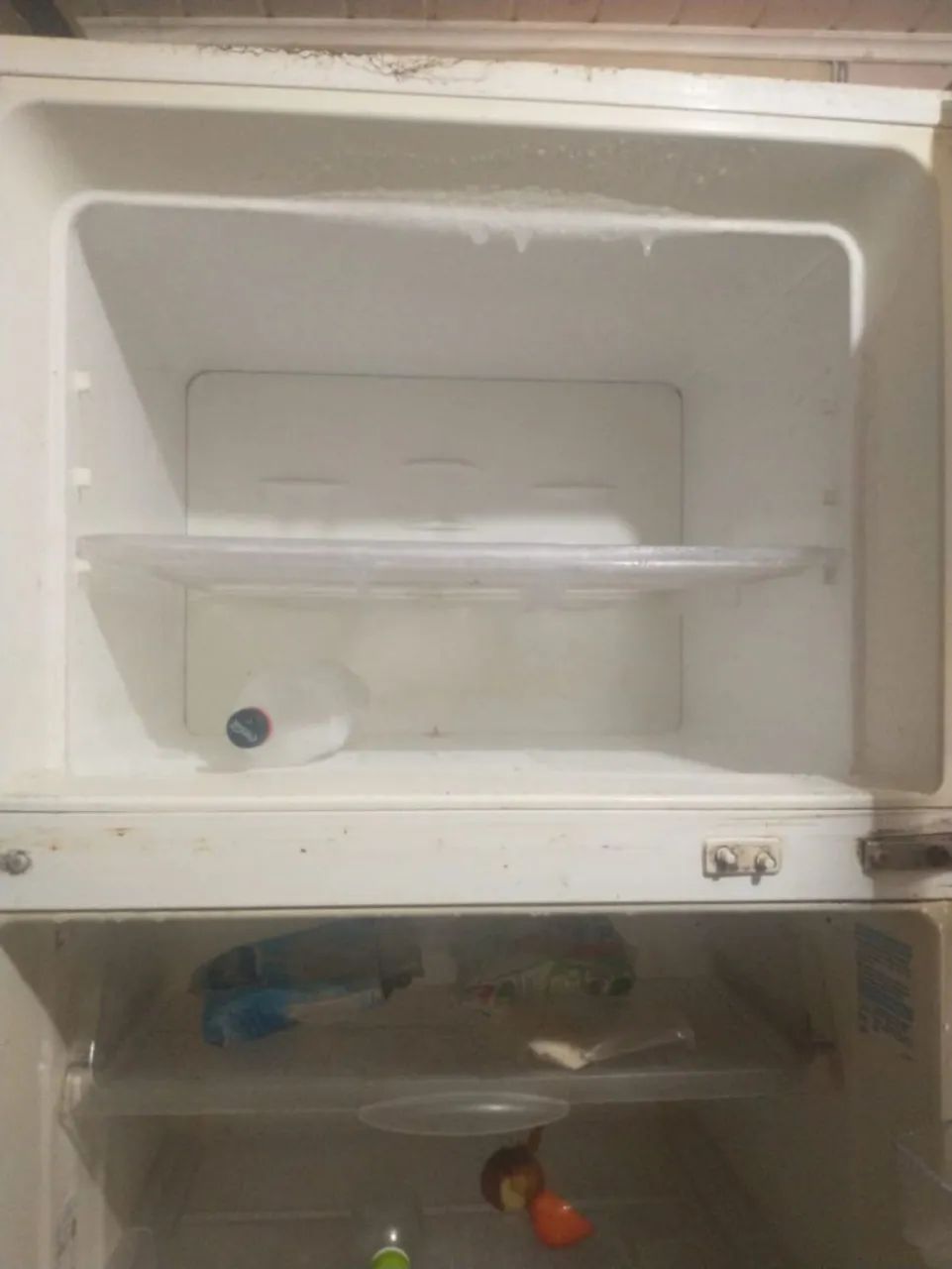 Vende se uma geladeira valor 500 - Foto 5
