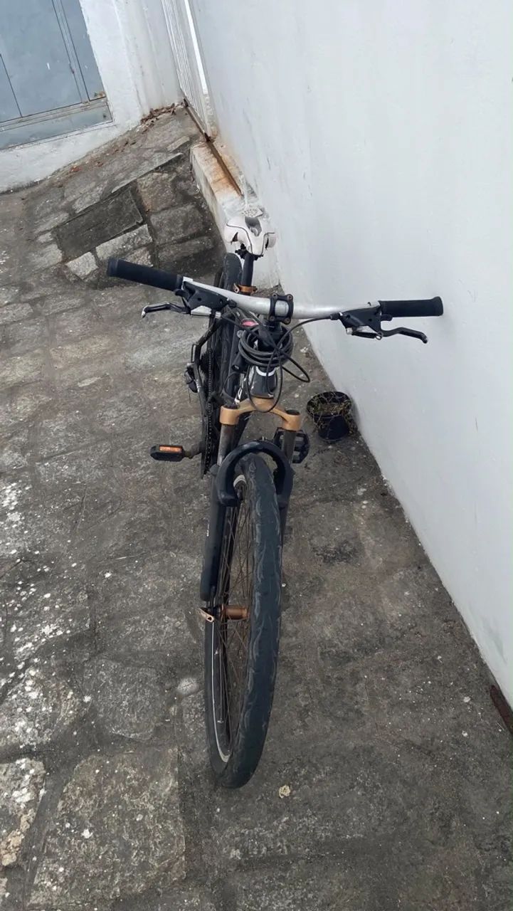 Bicicleta aro 27 com bomba de enchimento - Foto 2