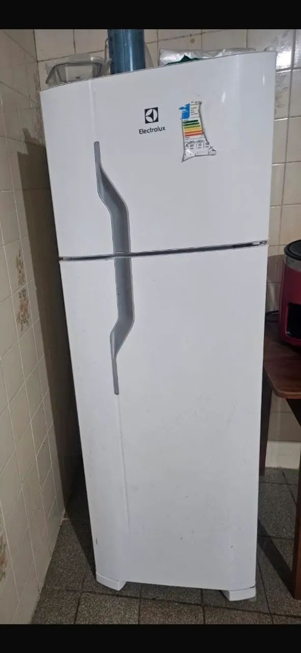 Geladeira semi-nova Electrolux