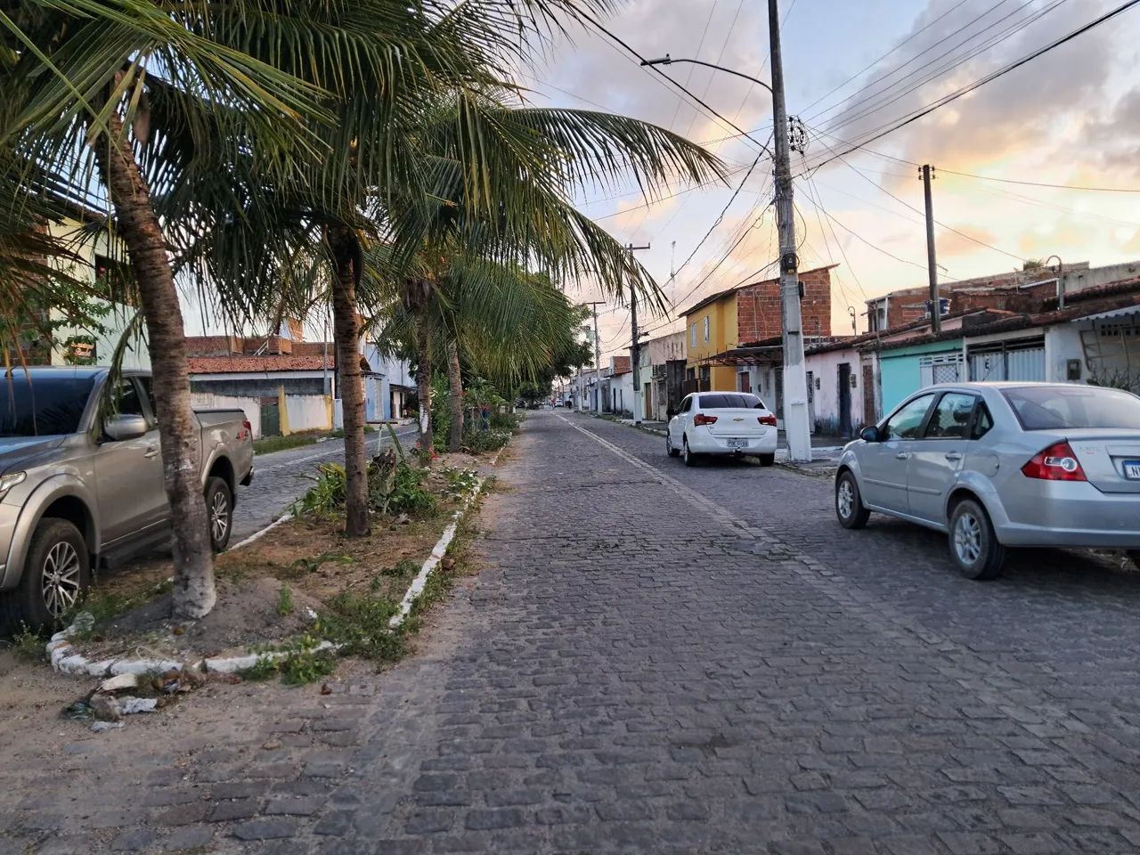 Vende terreno com casas e pontos comerciais