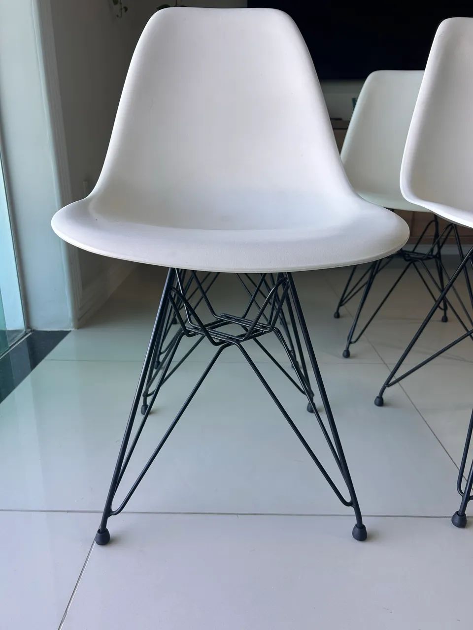 Kit 4 Cadeiras Charles Earnes Eiffel base metal preto assento branco - Foto 2