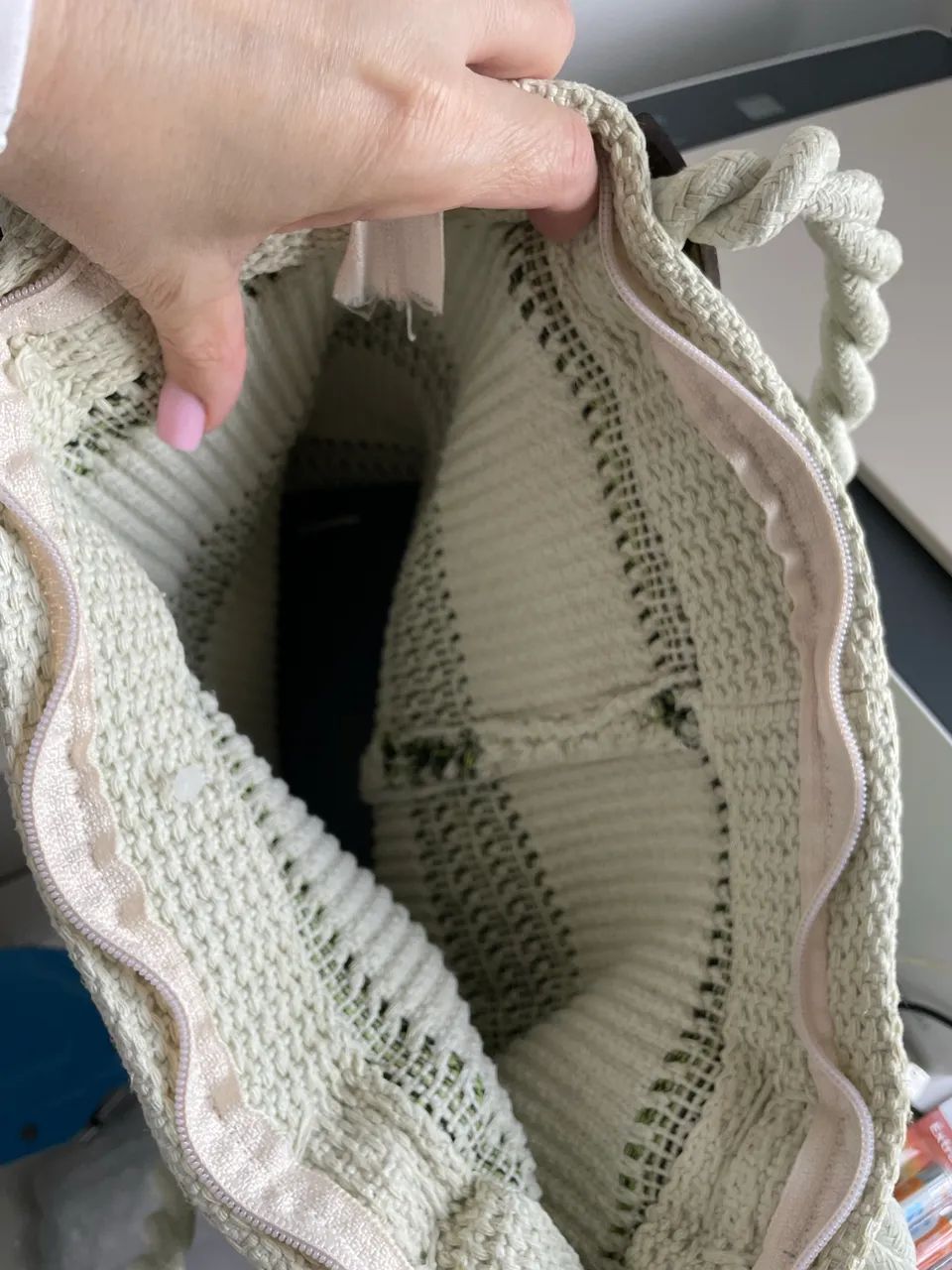 Bolsa de Ombro Estilo Beach/Rustic - Off-White com Listras Verdes e Alça de Corda - Foto 4