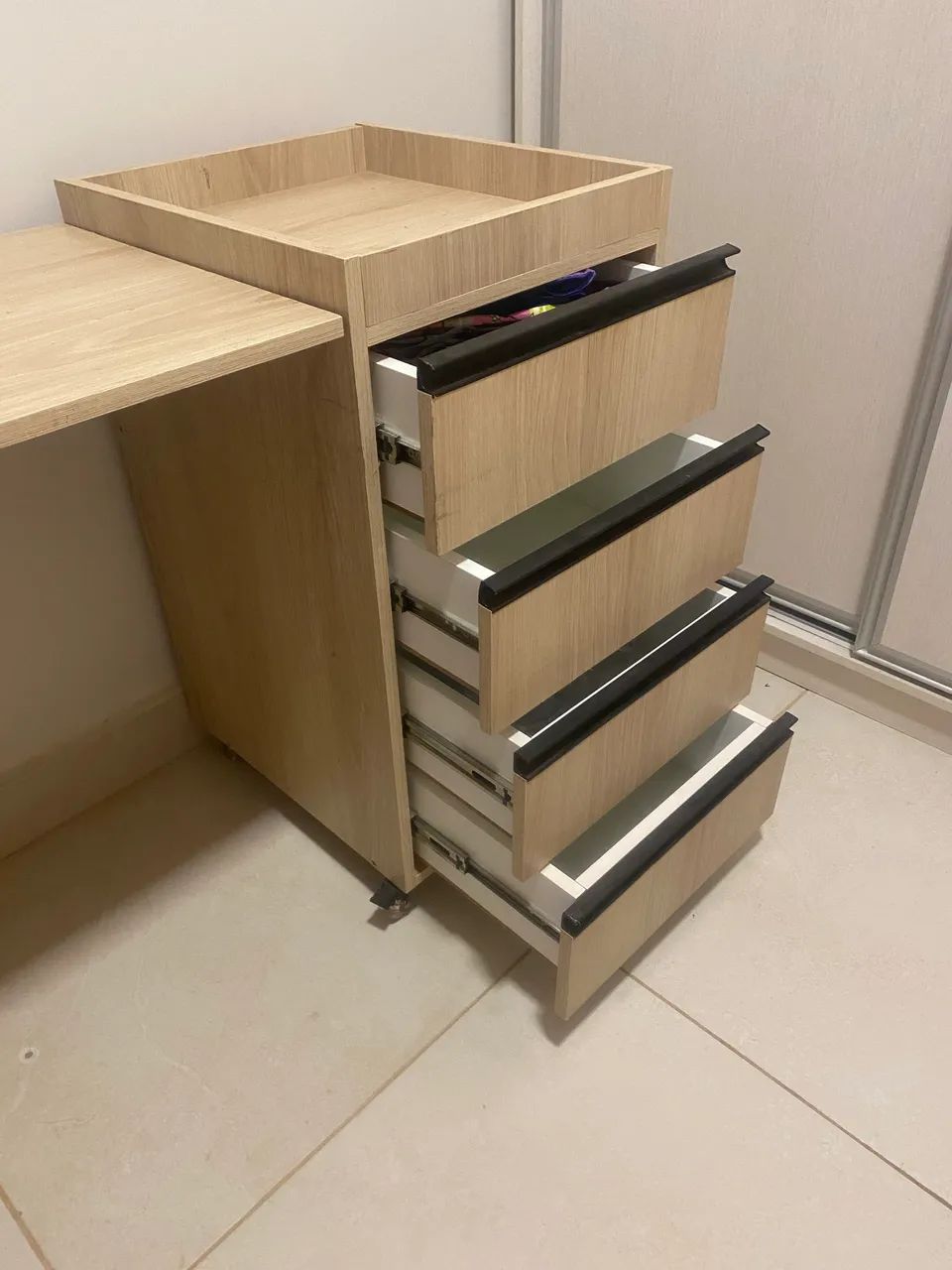 Mesa com 4 gavetas e rodinhas com trava - Foto 2