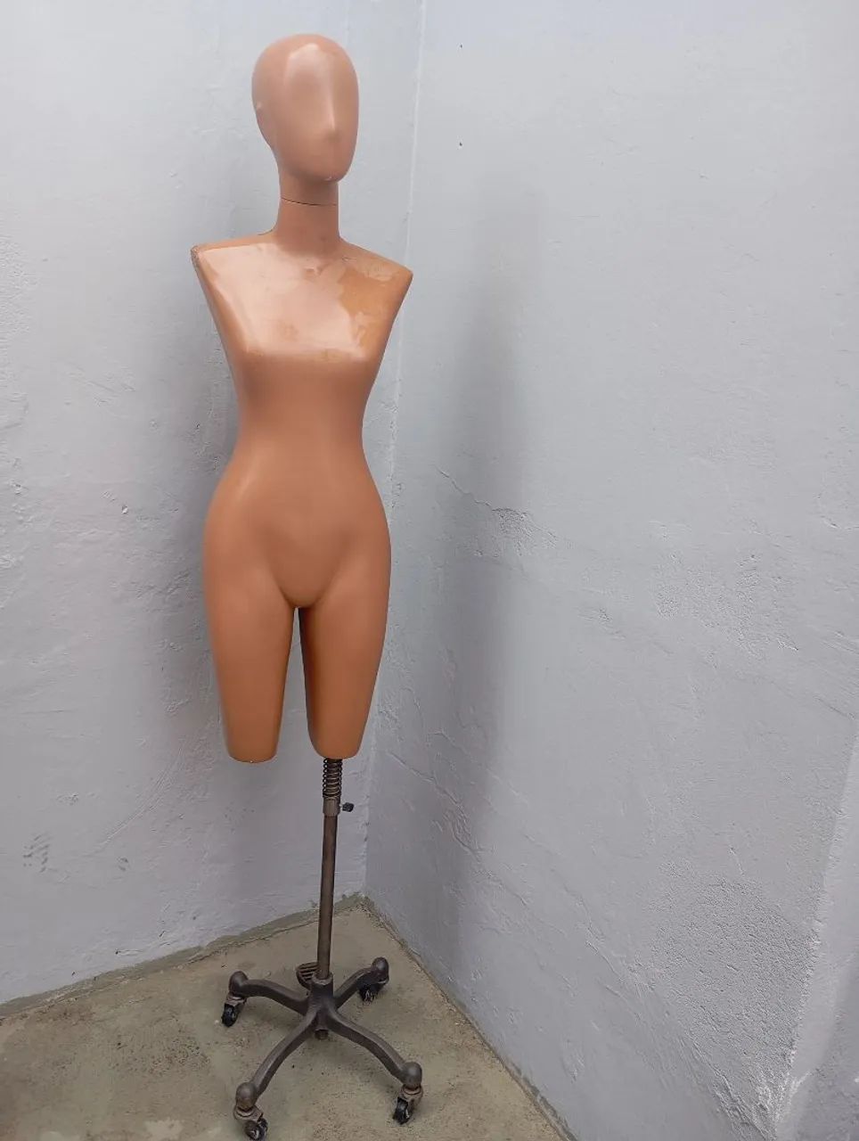 Manequim pra modelagem marrom com pedestal  - Foto 4