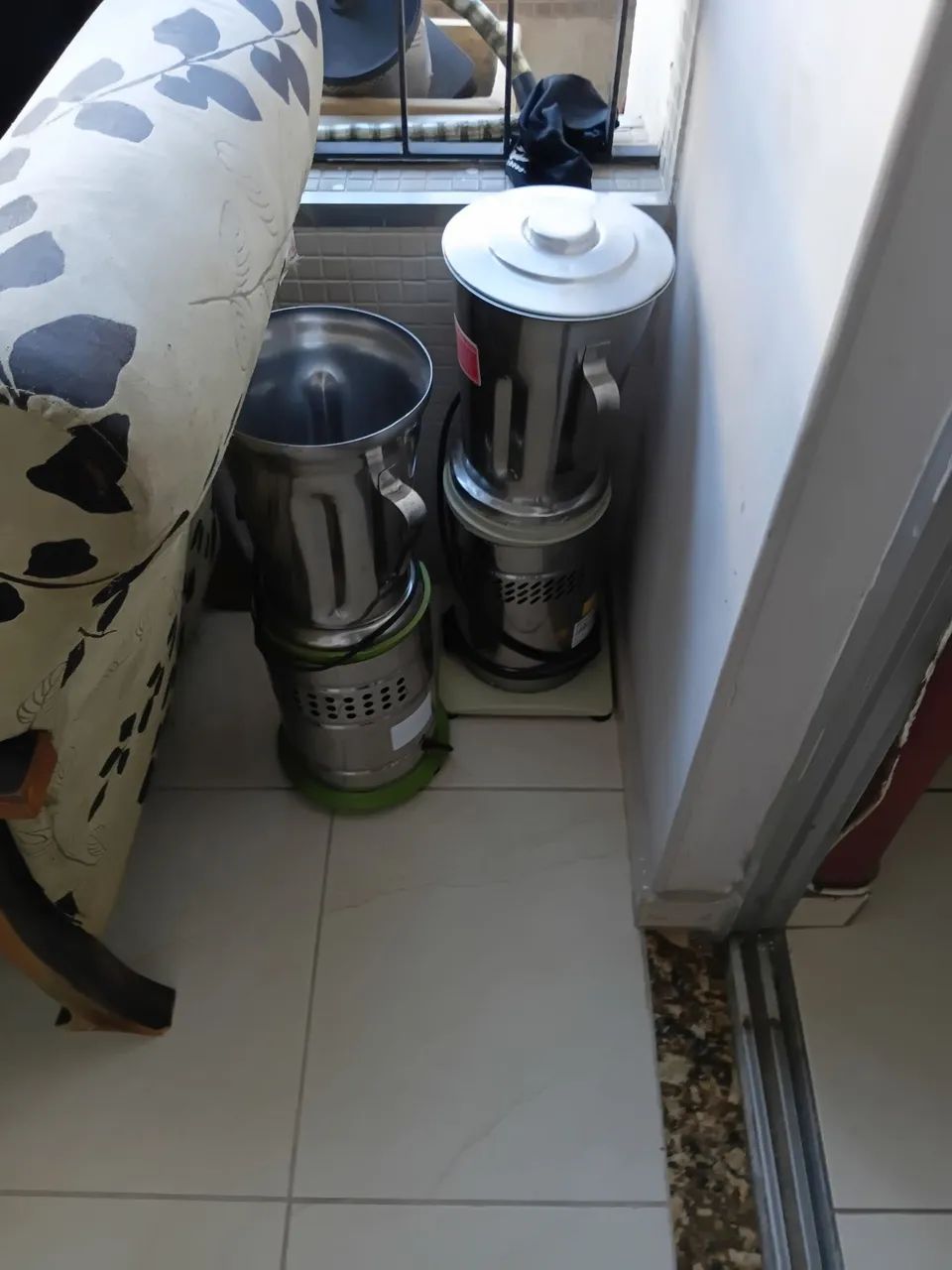 Refresqueira dupla cuba e trituradores açãi. 