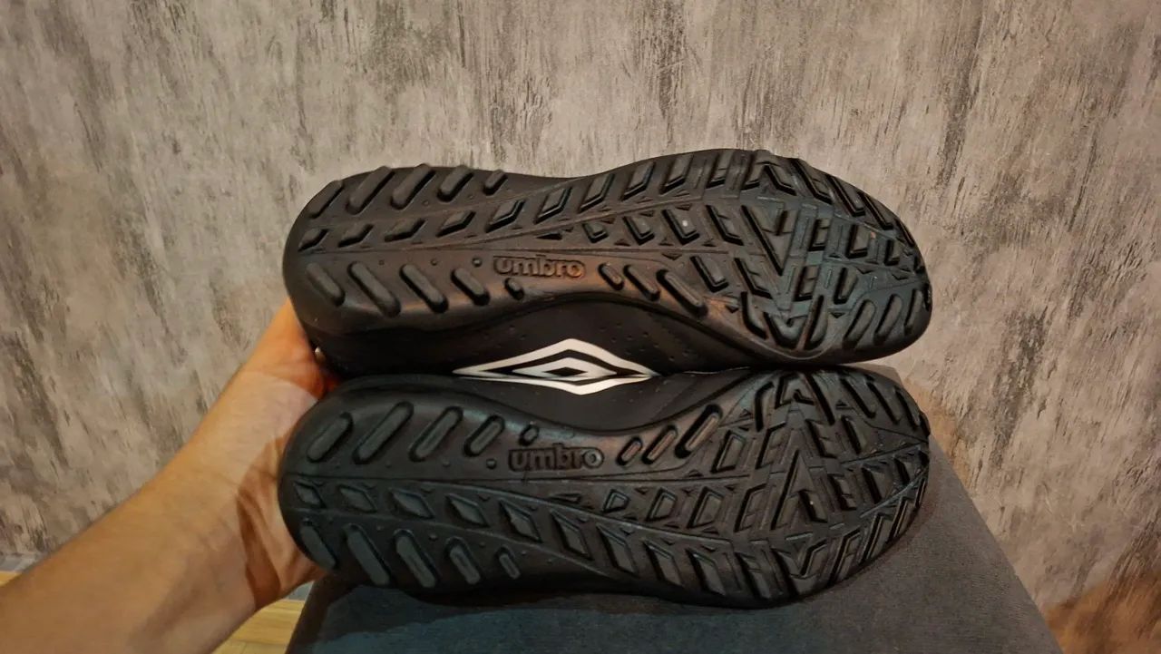 Chuteira umbro neo striker li Society pr - Foto 2