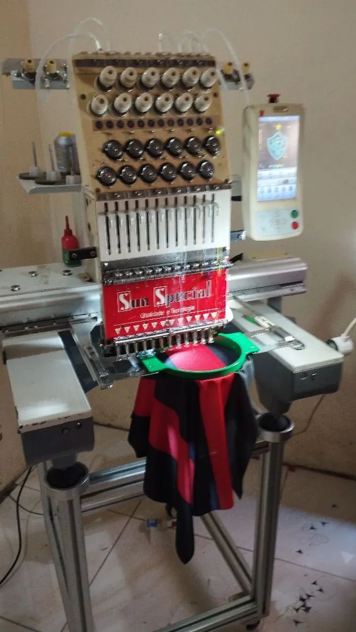 Máquina de bordado industrial 