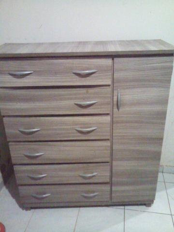 Vende-se Uma Cômoda em Perfeito Estado, Belissima, Com 6 Gavetas e Uma Porta Extra!