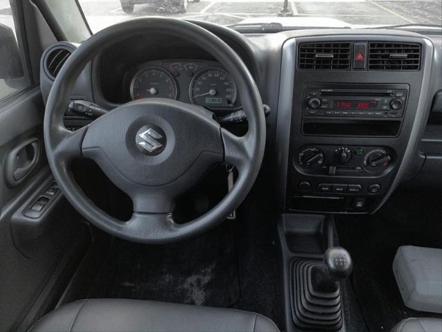 Lindo Suzuki Jimny 4sun 4x4 2015 com teto solar e couro. Oportunidade! - Foto 2