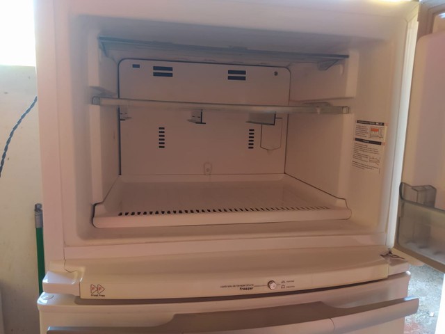 Vende-se 2 geladeiras uma é semi nova  - Foto 2