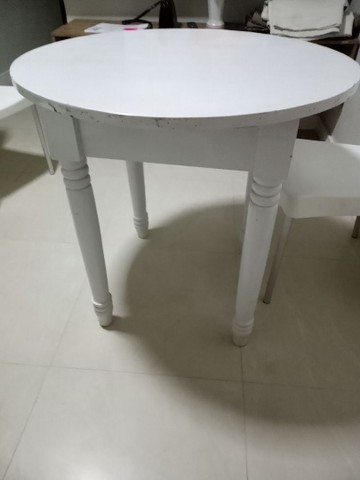 Mesa branca sem cadeiras vintage, madeira pura.