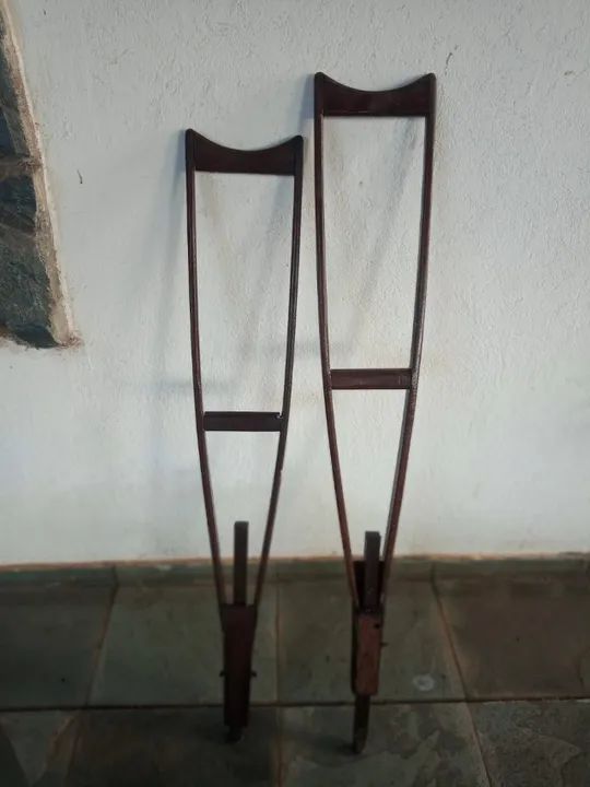 Kit contendo 3 três muletas - 1 de alumínio e as outras duas de madeira - Foto 5