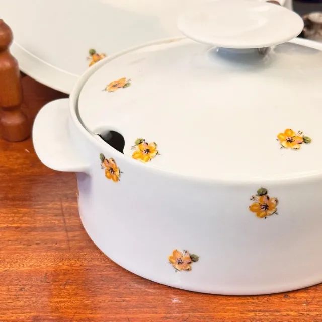 Conjunto de sopeira acompanhado por um prato de bolo Renner. - Foto 3