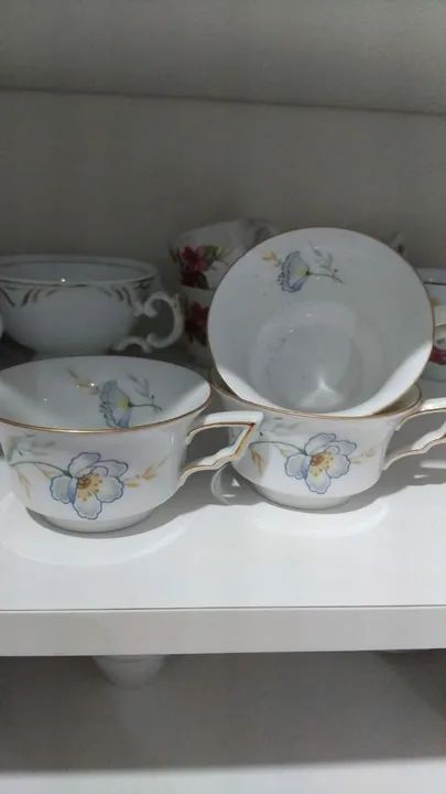 3 xicaras de café  sem pires 