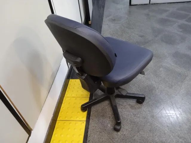 Cadeira de escritório giratória c/ rodas e s/ braços em Couro Ecológico / Aço Azul - Foto 3